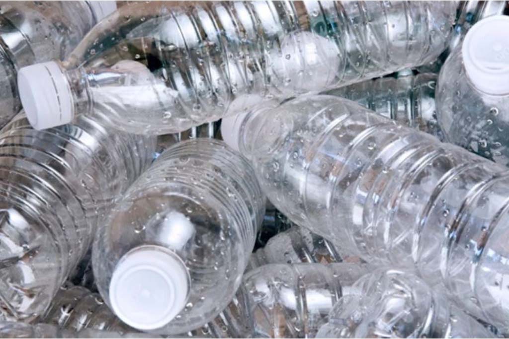 garrafa de plástico no meio ambiente